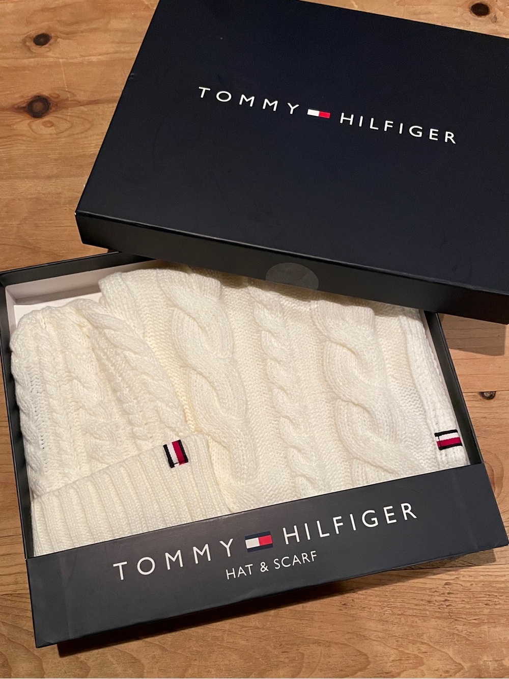 NIB Tommy Hilfiger White Cableknit Beanie and Scarf preppy Americana OS